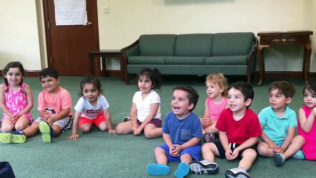 Un jeune petit garçon mort de rire dans une classe de musique