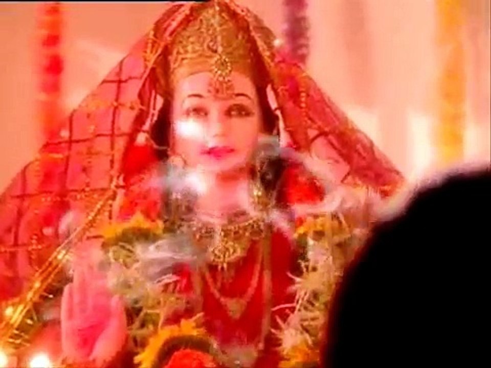 shradha sharma doing aarti in a tv serial.