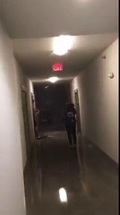 Hombre sale a la lluvia con un sartén en la cabeza y le cae un rayo (+video)