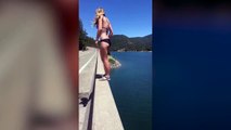 Блондинка делает сальто с моста