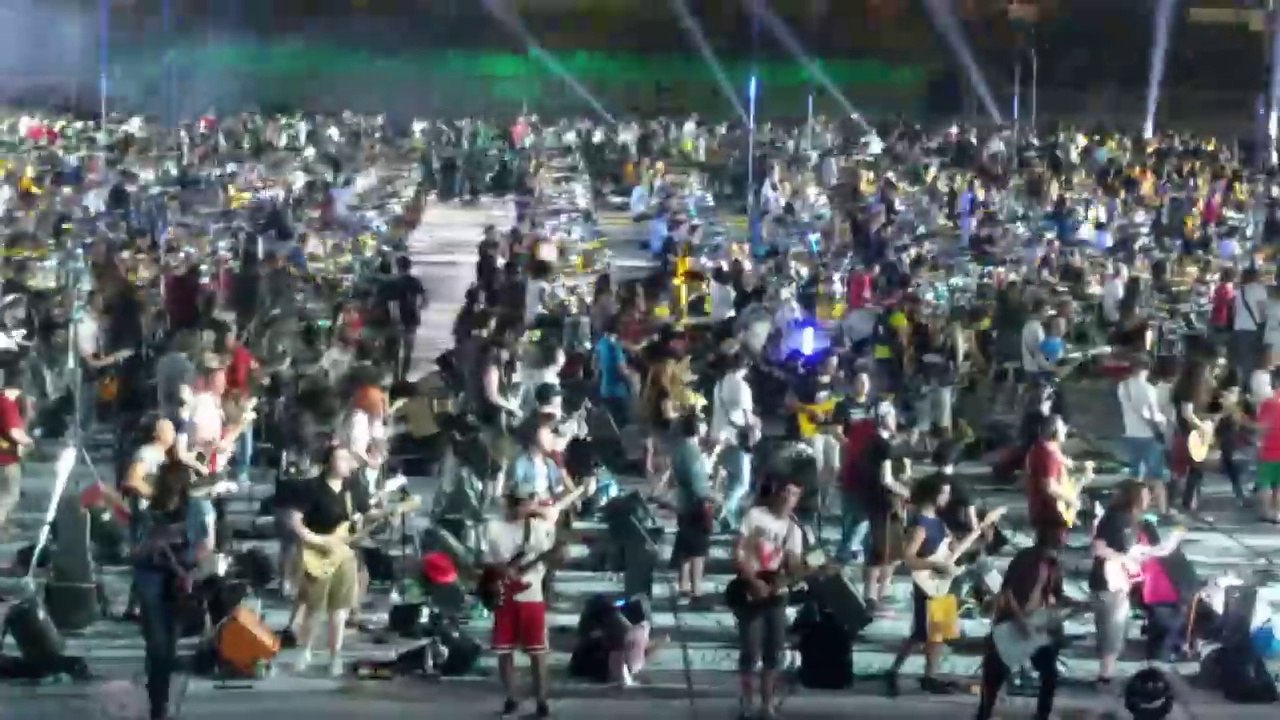 1200 musicians play Smells like teen spirit by Nirvana - live in Cesena (Rockin' 1000 - That's live)