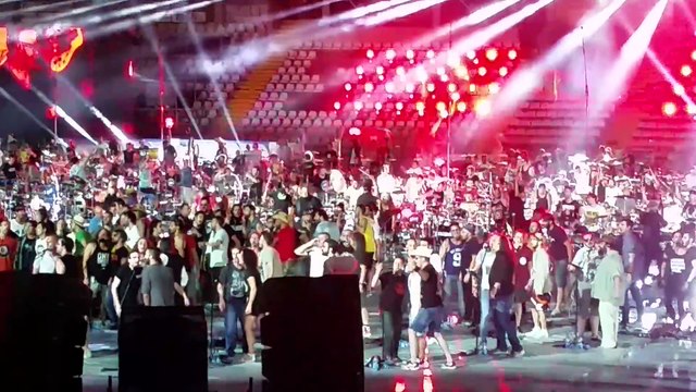 15000 personnes chantent et jouent seven nation army