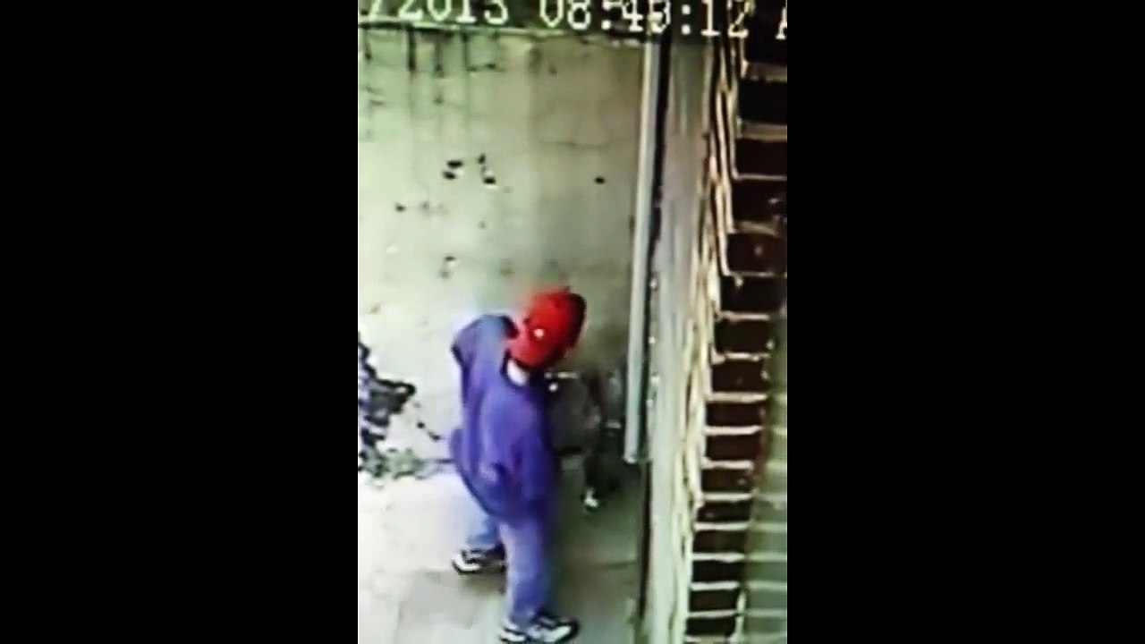 Tu pisses sur ce mur tu te fais doucher ! Génial !