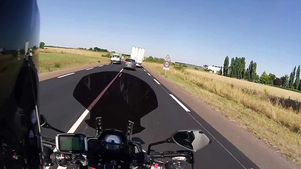 Incroyable ! Un automobiliste fait un dépassement dangereux qui aurait pu coûter des vies