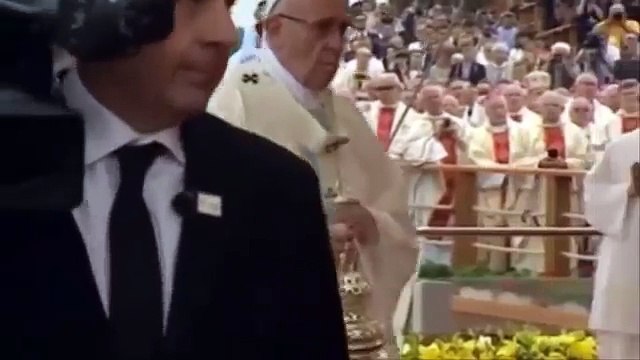 Pope Francis falls over during mass in Poland
