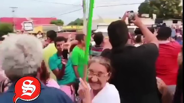 Elle allume un balai avec le feu de la Flamme Olympique des JO de Rio 2016