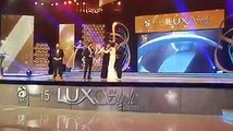 Most awkward scene from LSA 2016 Fawad Khan breaks LSA trophy
