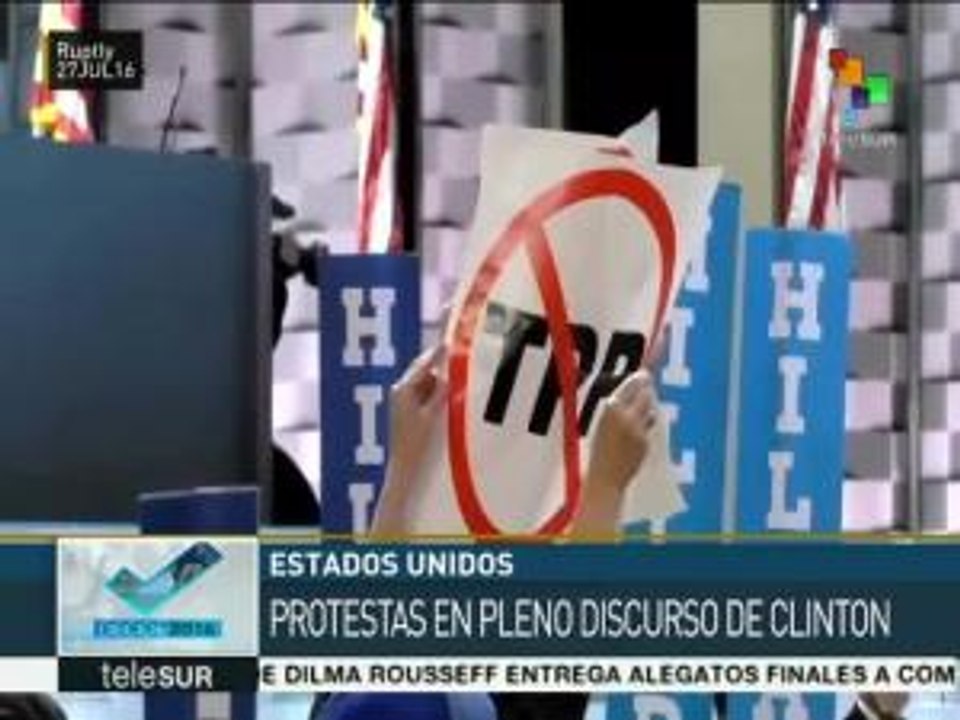 Demócratas protestan durante el discurso de Hillary Clinton