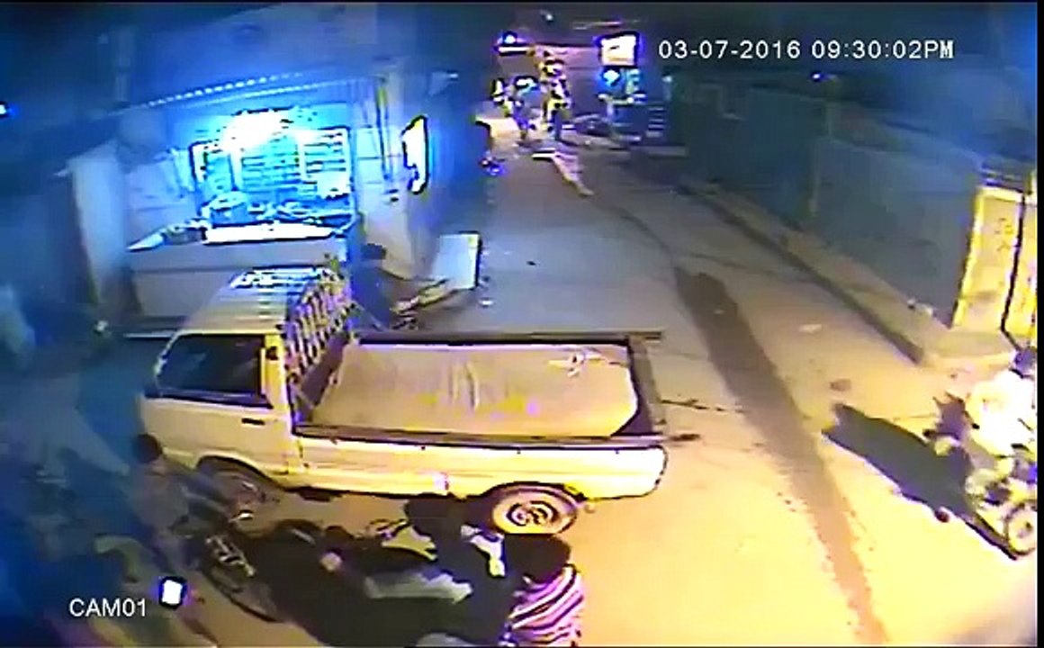 کراچی میں موبائل فون چھیننے کی سی سی ٹی وی فوٹیج