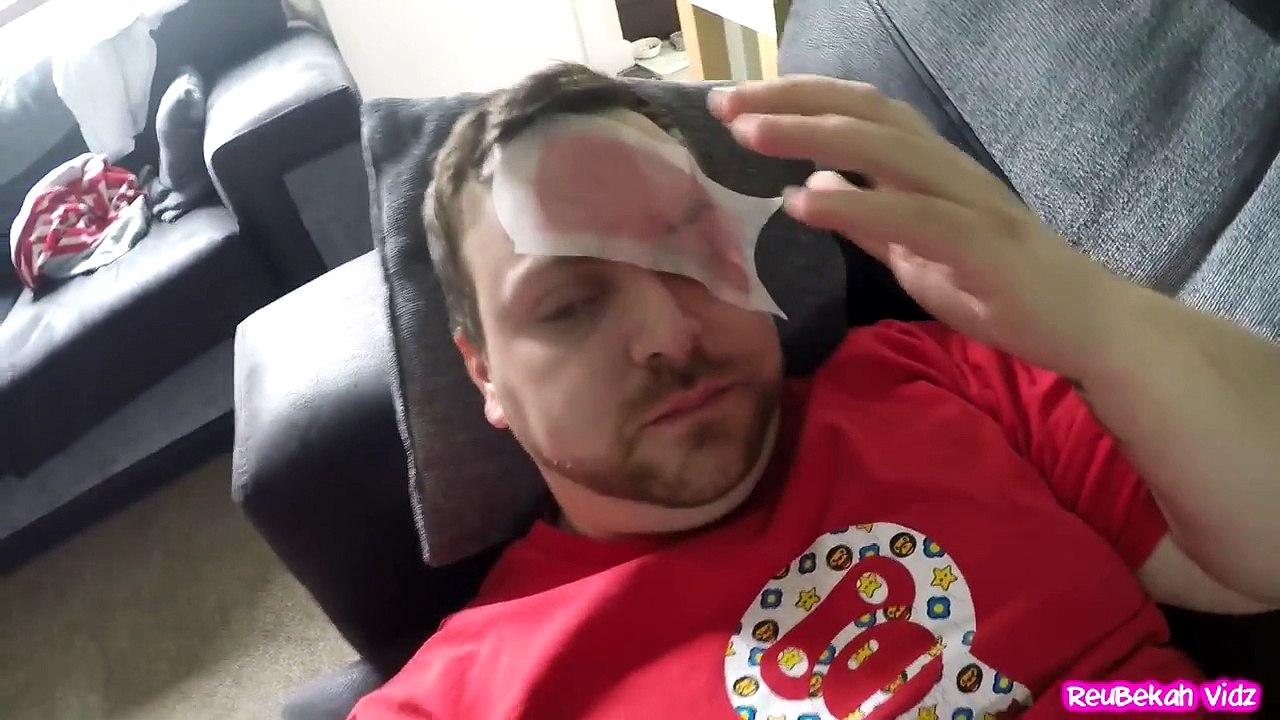 Elle colle une bande de cire sur le visage de son copain : pire blague!!!!