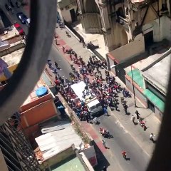 Momento en el que saquearon un camión de harina en Caracas