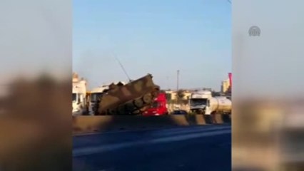 Araçlara Çarparak Kurtulmaya Çalışan Askeri Araç Orta Refüjde Takılı Kalınca, Vatandaşlar Müdahale...