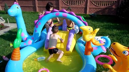 Веселый бассейн с динозавром _ Детки катаются на горке и плюхаются в воду