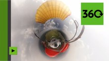 A couper le souffle : retrouvez-vous en plein ciel au milieu de parachutistes sautant en wingsuit