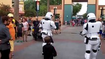 Un niño fue escoltado a través de Disney por personajes de Star Wars