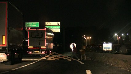 Calais, la nuit, les migrants prêts à tout pour passer la Manche