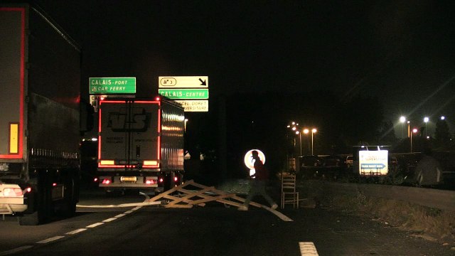 Calais, la nuit, les migrants prêts à tout pour passer la Manche