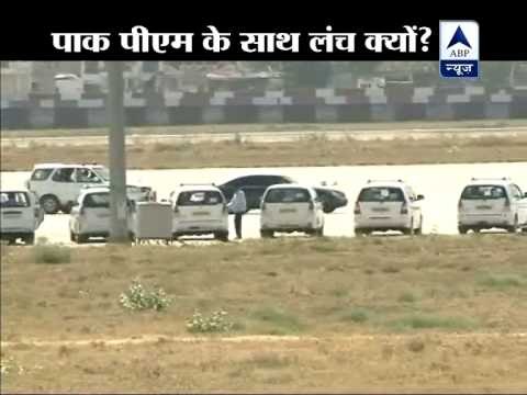 Jaipur: Pak PM-Salman Khurshid shake hands warmly