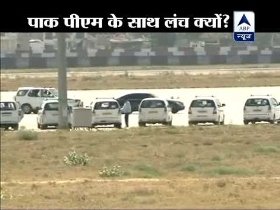 Jaipur: Pak PM-Salman Khurshid shake hands warmly