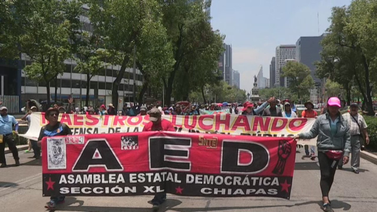 Maestros miembros del CNTE marcharon en la Ciudad de México contra la reforma educativa