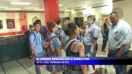 Alumnos denuncian a director de el Jose Trinidad Reyes