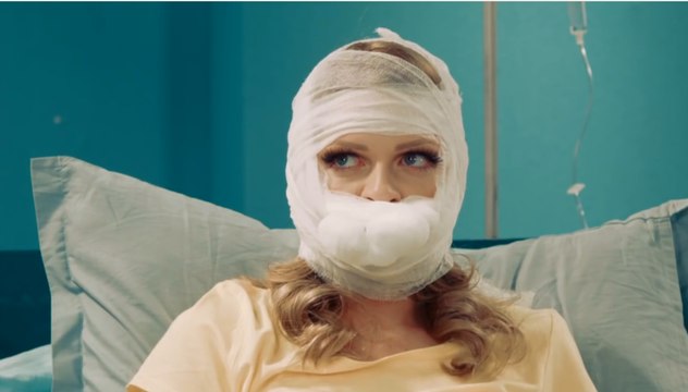 Губы уточкой блондинка стала жертвой операции )) Готовьтесь посмеяться от души!