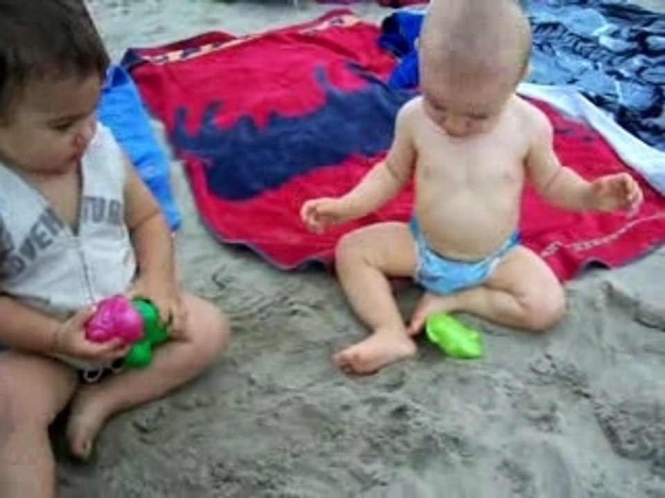 Quentin et Ethan sur le sable ....