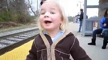 رد فعل رائع لطفله اول مره تري القطار
