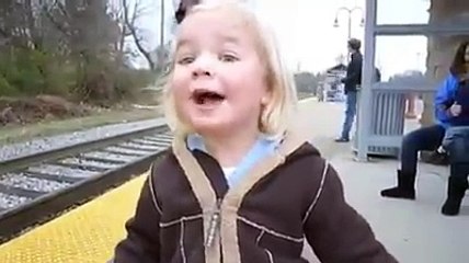 رد فعل رائع لطفله اول مره تري القطار
