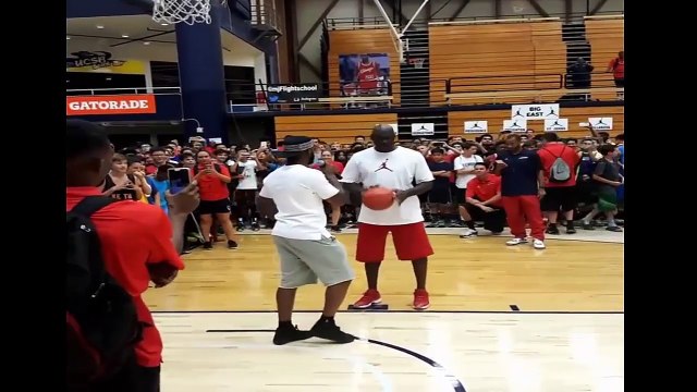 Michael Jordan relève le défi de Chris Paul et enchaîne les paniers