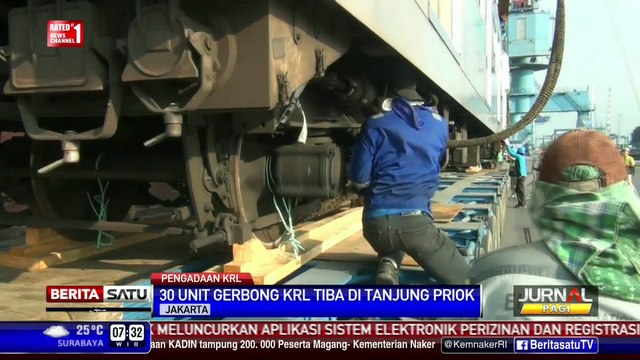 Puluhan Gerbong KRL Bekas dari Jepang Tiba di Priok