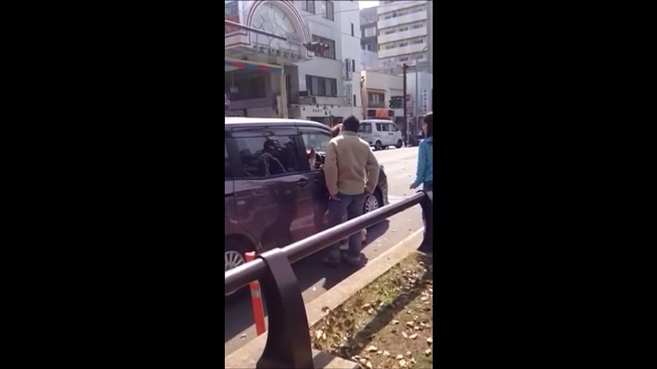 【衝撃映像】キチガイの当たりやおばはん、興奮しすぎて現行犯逮捕の瞬間www