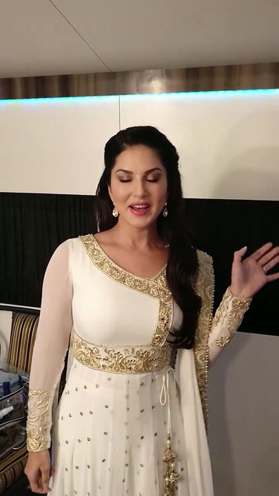 Sunny Leone Singing national anthem,