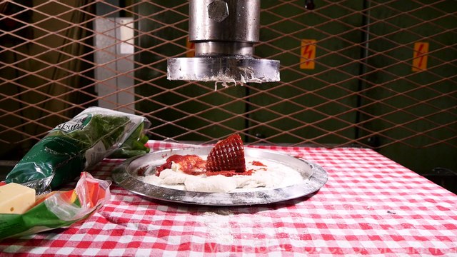 Cuisiner une pizza avec une presse pour mélanger les ingrédients