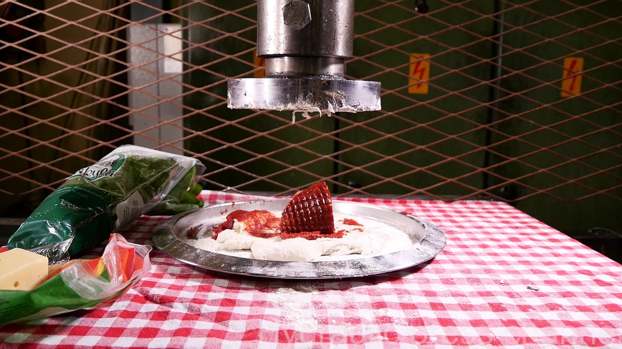 Cuisiner une pizza avec une presse pour mélange...
