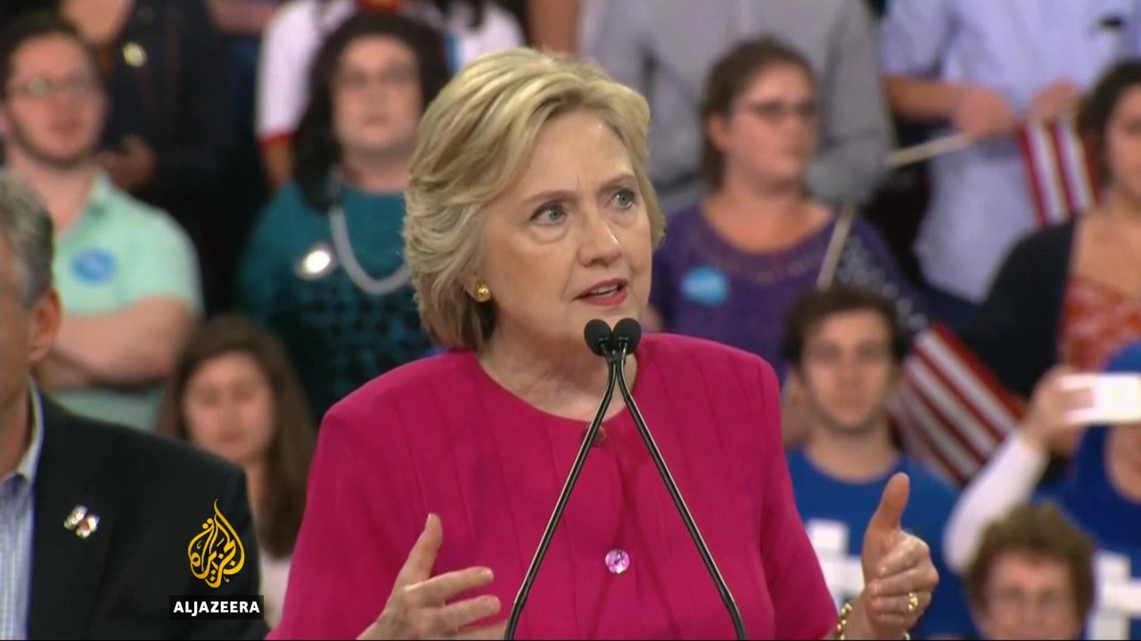 Hillary Clinton hits the road to win over undecided US voters