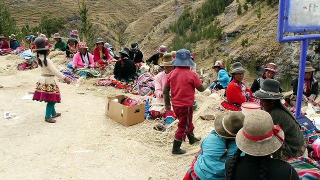 Ce pont en cordes est reconstruit chaque année par ces indiens d'amérique