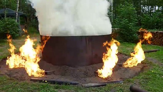 Impressionnant four géant pour faire du charbon de bois !