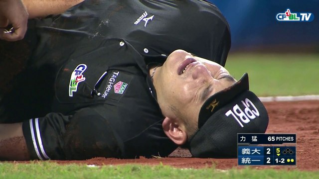 L'arbitre de Baseball prend la balle dans l'entre jambes ! Ko direct