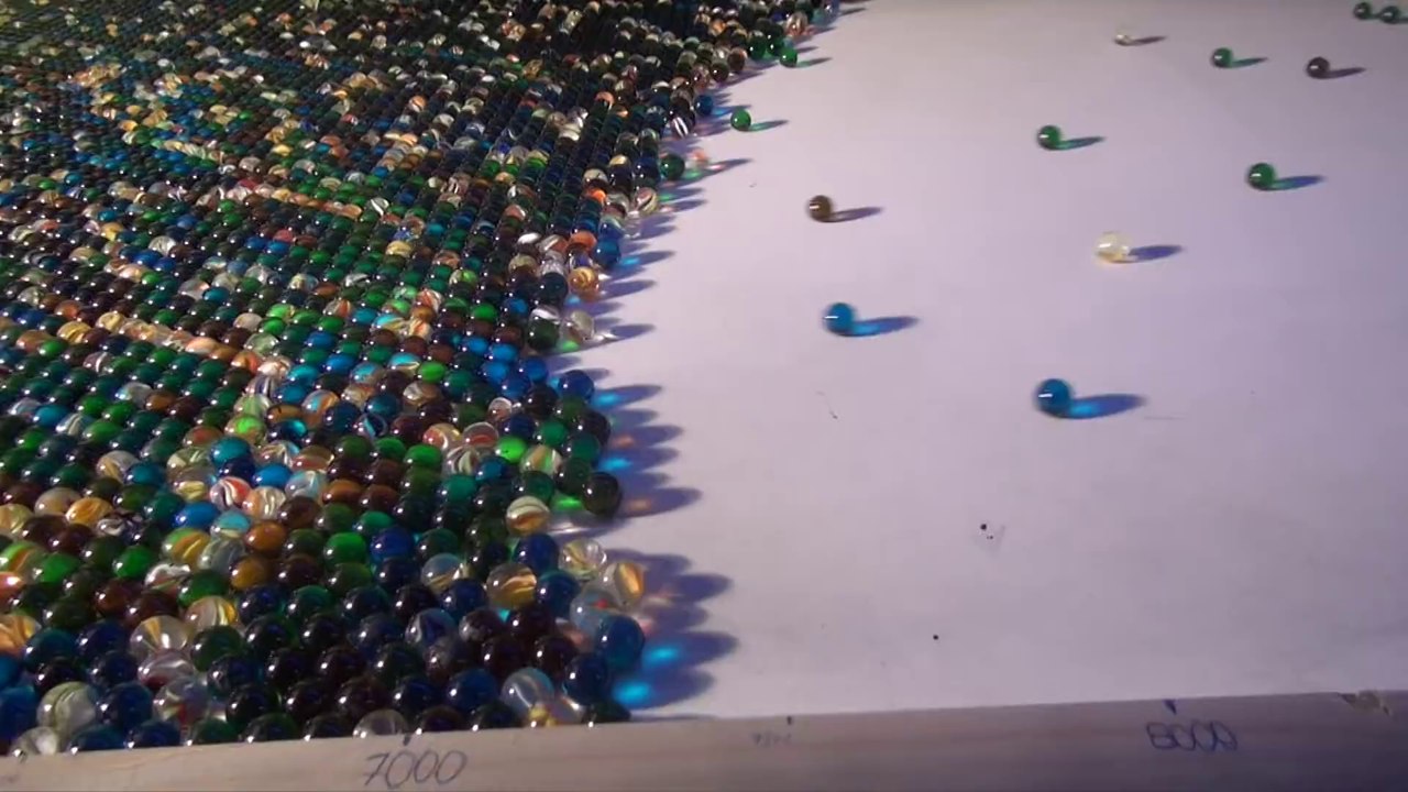 Cette machine à billes utilise plus de 11000 billes !!