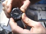 Réparation d'une montre d'un astronaute dans l'espace lol
