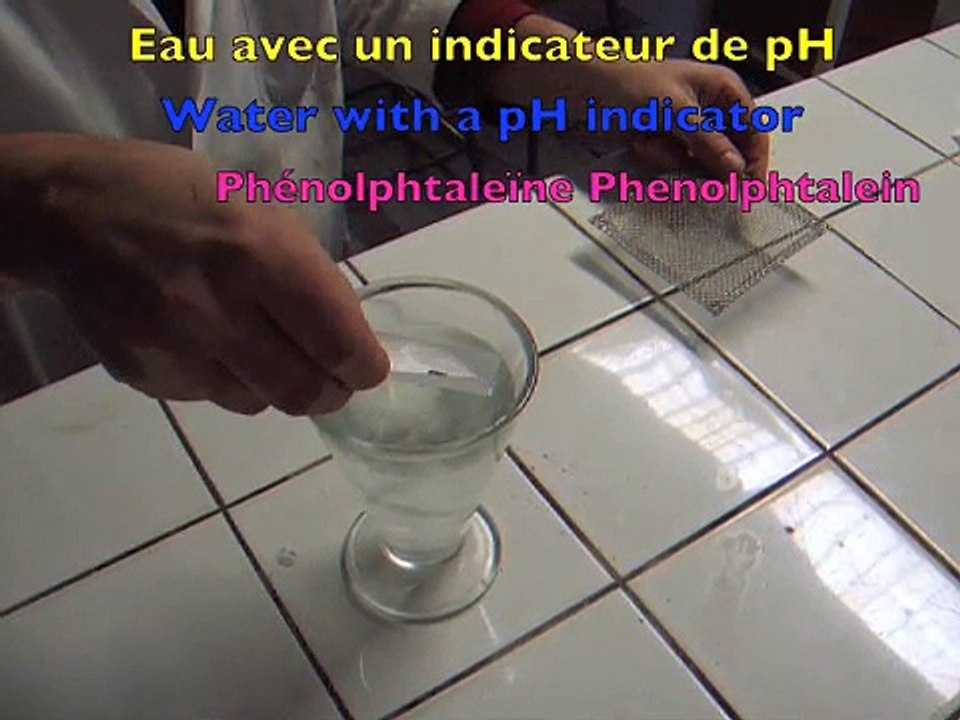 Lithium sur l'eau . Li lithium  on water.