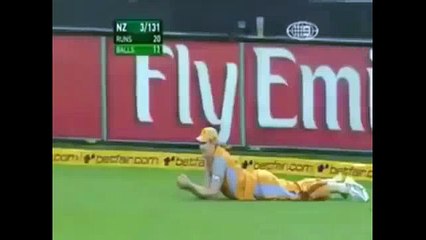 Extraordinary Catches at Boundary Line in Cricket - Best Acrobatic Catches