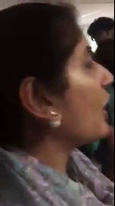 ہوٹل میں کھانا کھاتے ویٹر نے بچے کے ساتھ کیا حرکت کی خون سے بھر گیا لڑکی نے دیکھیں کیا حال کیا