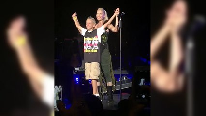 Gwen Stefani réconforte un jeune fan victime de harcèlement