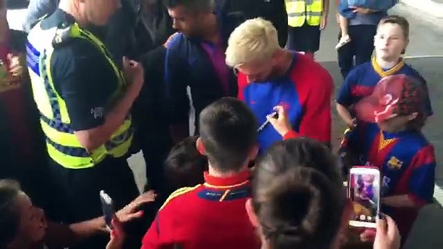 Leo Messi & Luis Suarez signing shirts for Barcelona fans in Dublin