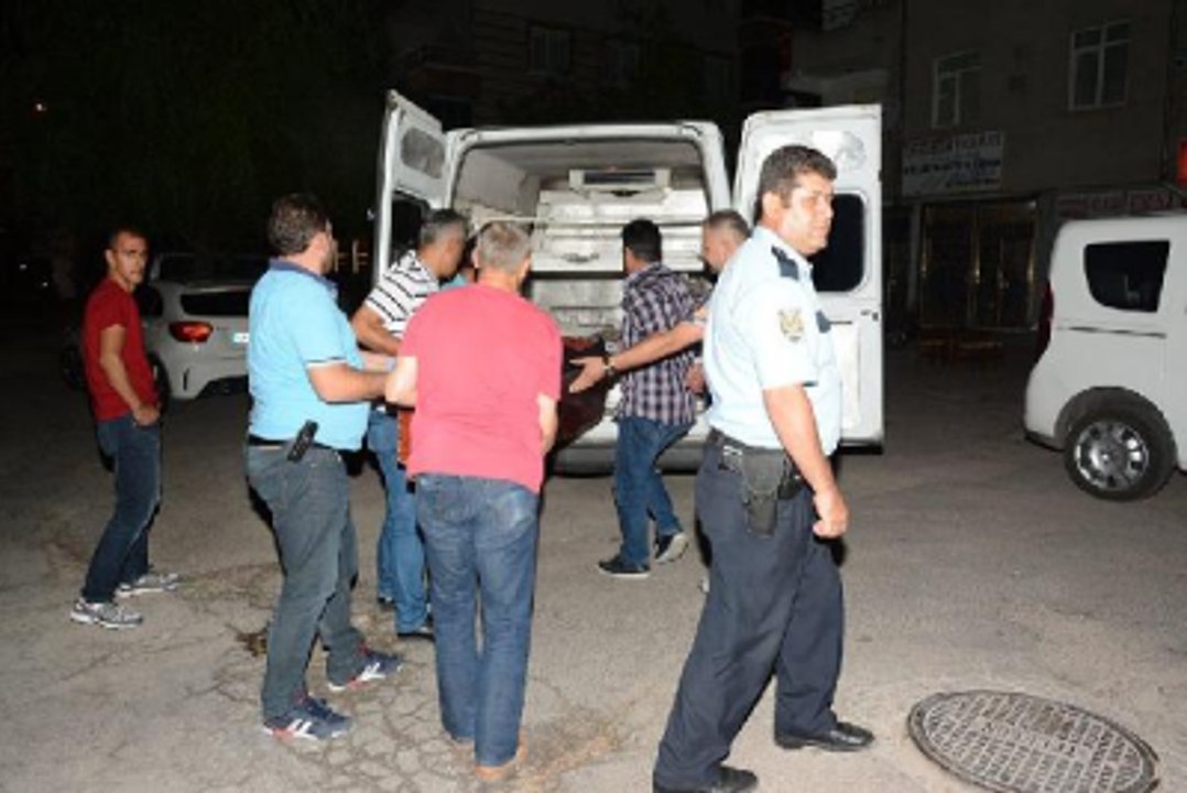 Aşırı Dozda Uyuşturucu Alan Gençlerden 1'i Öldü, Diğeri Komada