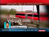 Lahore Metro track per paani jamah , Metro Bus driver ki taiz raftari , track ke neechay guzarte shehriyo ko nehladiya -