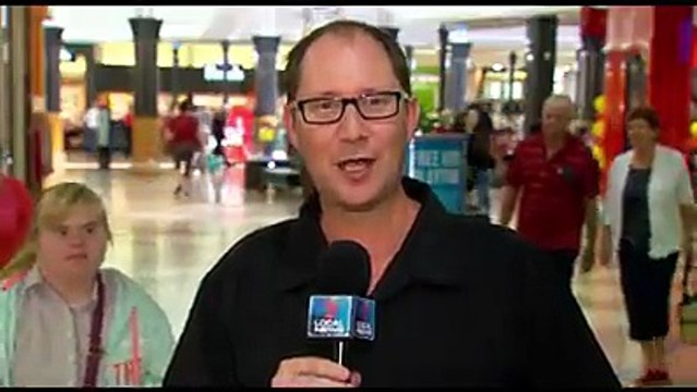 Une jeune Australienne atteinte de trisomie 21 s’invite sur un duplex télé et devient une star!