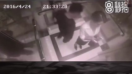 Tacizci adama asansörde tekme tokat dayak